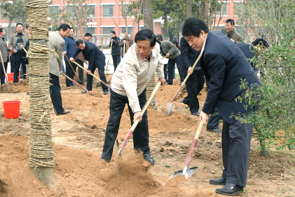 2009年校友原河南省委常委常务副省长王明义为母校捐植树木